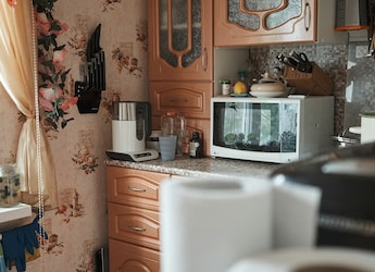 Should We Cook With The Lid On Or Off In A Microwave?