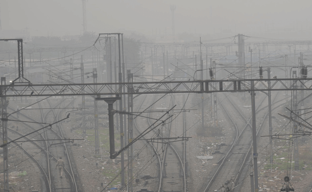 'गैस चैंबर' बन गई दिल्ली! धुंध, घुटन, चुभन... हवा की आज यह कैसी हालत?