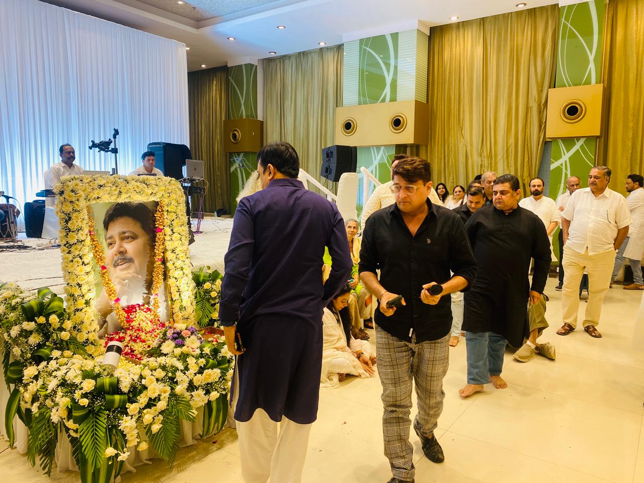 सतीश शाह की प्रेयर मीट लगी सितारों की भीड़, दिवंगत एक्टर की पसंद के गाए गाने दी श्रद्धांजलि