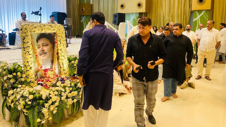 सतीश शाह की प्रेयर मीट लगी सितारों की भीड़, दिवंगत एक्टर की पसंद के गाए गाने दी श्रद्धांजलि सतीश शाह की प्रेयर मीट लगी सितारों की भीड़, दिवंगत एक्टर की पसंद के गाए गाने दी श्रद्धांजलि