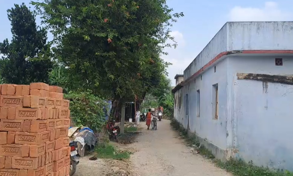 सकरा का वो गांव, जहां हिंदुओं के घर से मुस्लिम वोटरों के नाम सामने आया है. सकरा का वो गांव, जहां हिंदुओं के घर से मुस्लिम वोटरों के नाम सामने आया है.