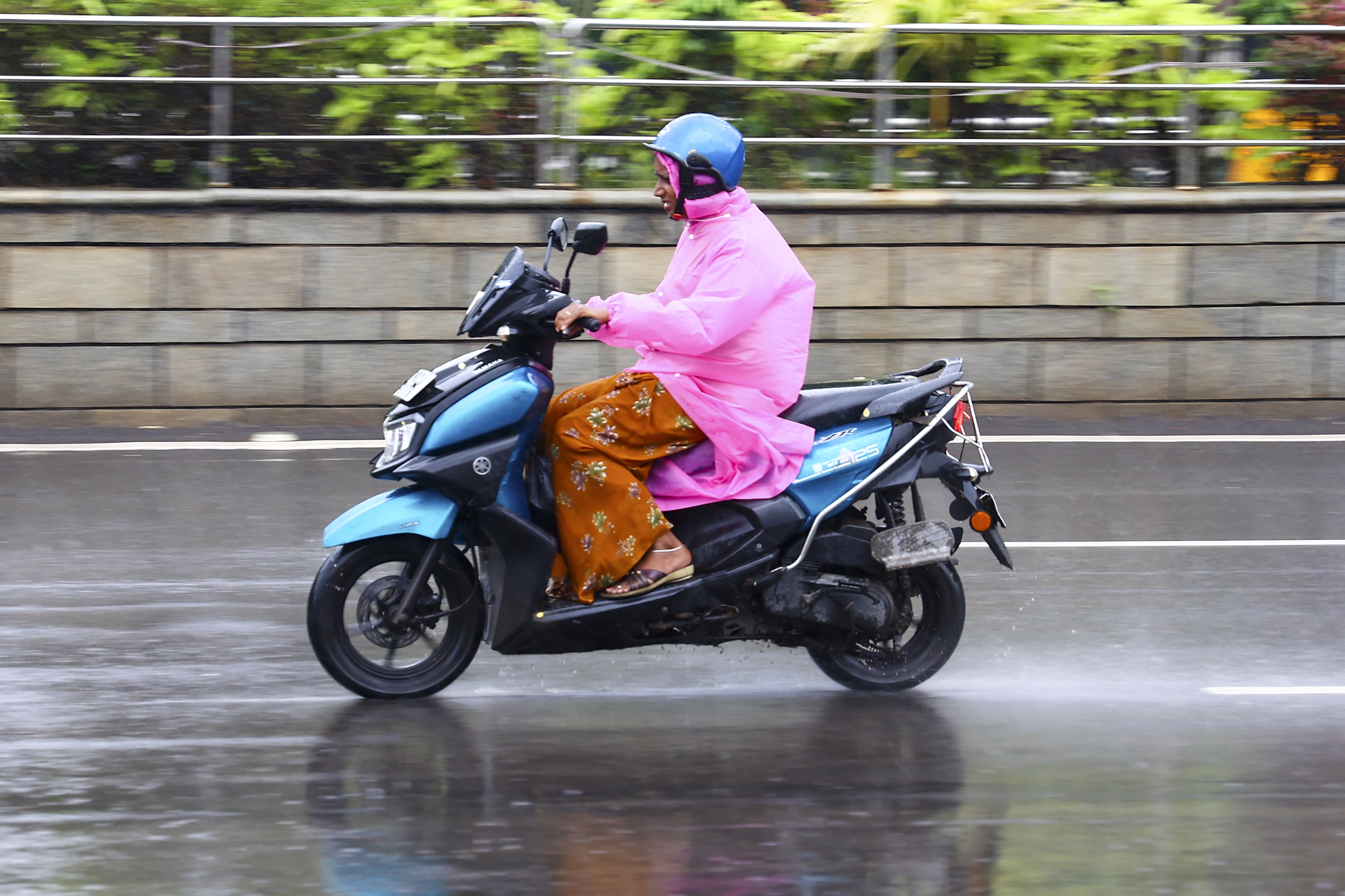 मोंथा के रौद्र रूप से UP में हो सकती है भारी बारिश, दिल्ली और बिहार पर क्या असर? कहां-कहां होगी बारिश