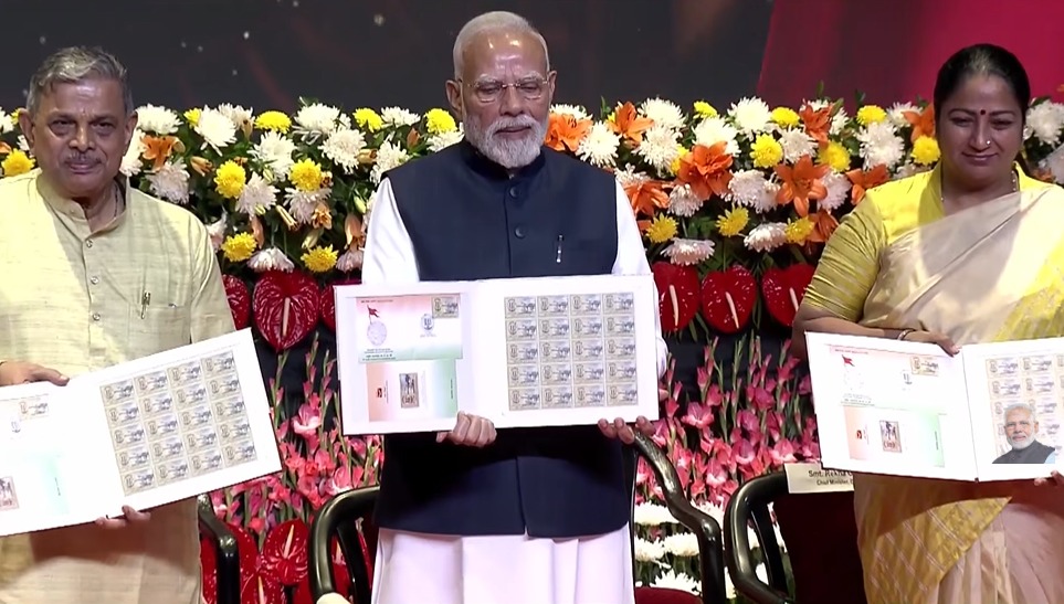 RSS की 100वीं वर्षगांठ पर पीएम मोदी ने जारी किया डाक टिकट और 100 रुपये का सिक्का