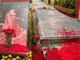 31 अक्टूबर 1984: इंदिरा गांधी को साड़ी जो उन्होंने हत्या वाले दिन पहनी थी 31 अक्टूबर 1984: इंदिरा गांधी को साड़ी जो उन्होंने हत्या वाले दिन पहनी थी