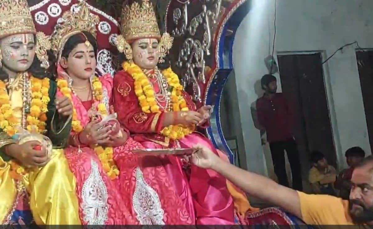 कौशांबी के दारानगर की रामलीला में भगवान राम के रथ का स्वागत करता एक मुस्लिम व्यक्ति. कौशांबी के दारानगर की रामलीला में भगवान राम के रथ का स्वागत करता एक मुस्लिम व्यक्ति.