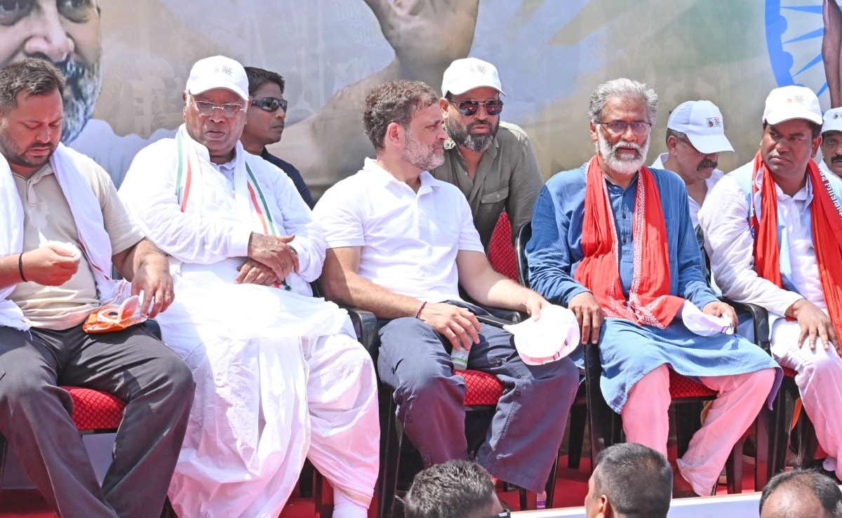 मुकेश सहनी जुलाई 2022 से ही राजद, कांग्रेस और वामदलों के महागठबंधन के साथ बने हुए है. मुकेश सहनी जुलाई 2022 से ही राजद, कांग्रेस और वामदलों के महागठबंधन के साथ बने हुए है.