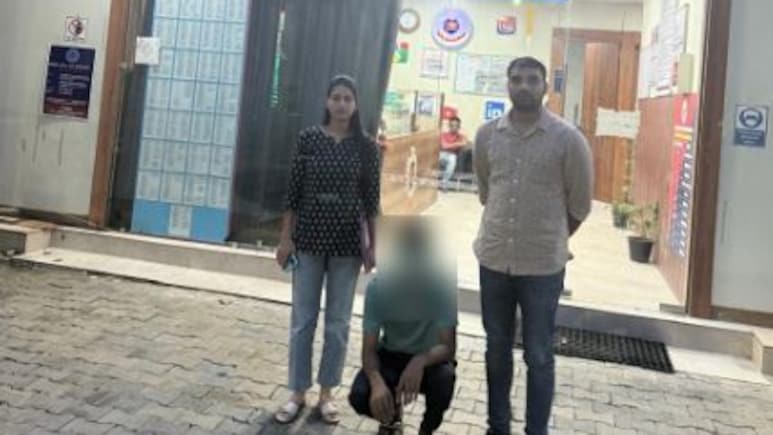 दिल्ली पुलिस ने नौकरी का झांसा देकर ठगने वाले 8वीं पास को किया गिरफ्तार