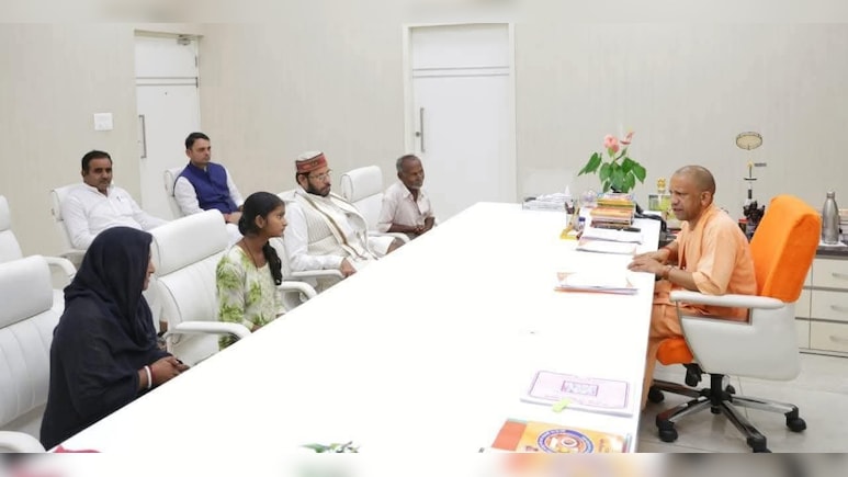 रायबरेली के पीड़ित परिवार के आंसू की हर बूंद का हिसाब लिया जाएगा : सीएम योगी रायबरेली के पीड़ित परिवार के आंसू की हर बूंद का हिसाब लिया जाएगा : सीएम योगी