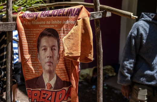 World News Today Live: मेडागास्‍कर में मिलिट्री ने संभाली सत्ता, राष्‍ट्रपति के खिलाफ महाभियोग को मंजूरी