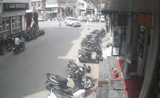 नशे में धुत बोलोरो ड्राइवर ने बुजुर्ग को रौंदा, फिर पकडें जाने के डर से भागा,  Viral वीडियो देख कांप उठे लोग