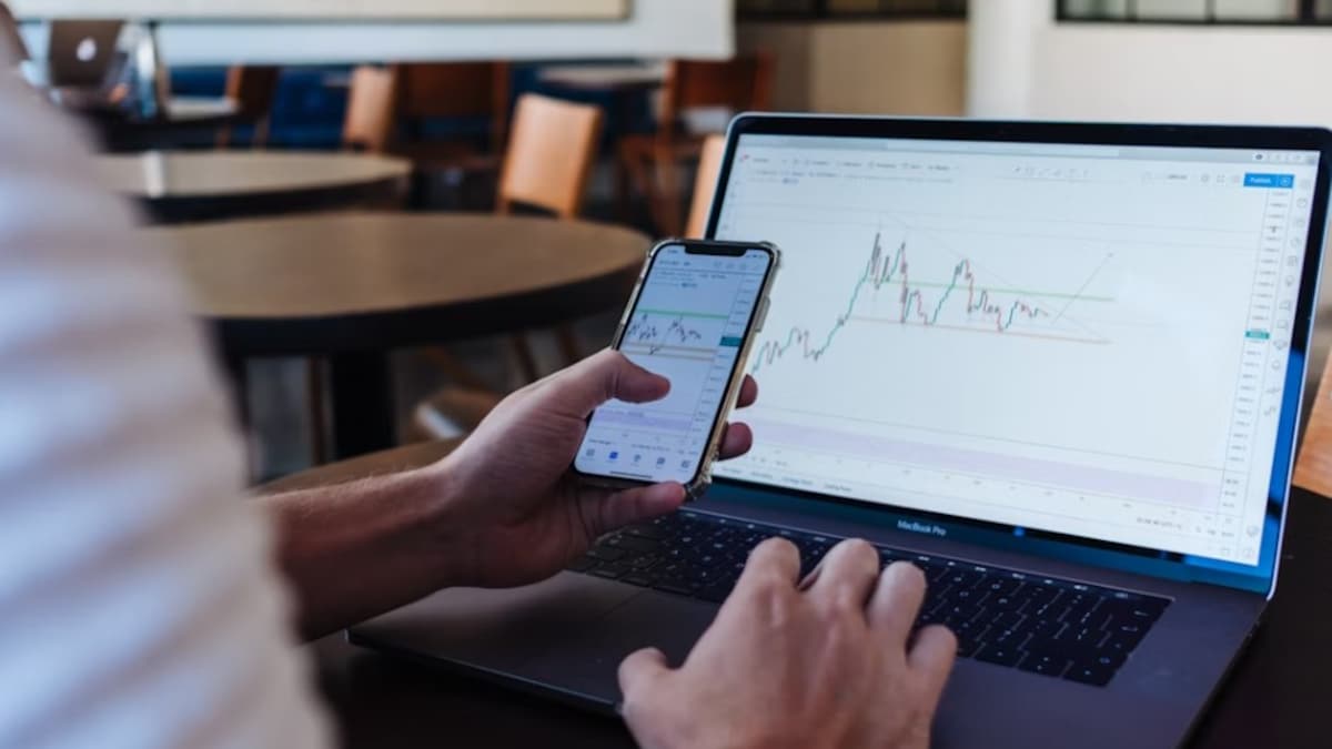 US Stocks Extend Drop As Data Fails To Convince On Rate Cut Path