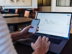 US Stocks Extend Drop As Data Fails To Convince On Rate Cut Path