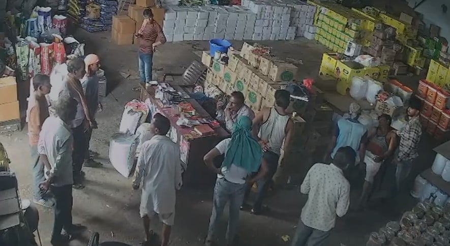 युवक की तबीयत बिगड़ने पर वहां काम कर रहे अन्य सभी लोग उसके पास गए. युवक की तबीयत बिगड़ने पर वहां काम कर रहे अन्य सभी लोग उसके पास गए.