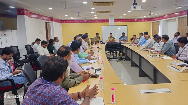 Online Fraud: ऑनलाइन ठगी रोकने के लिए लीडिंग बैंकों के साथ छत्तीसगढ़ पुलिस की बैठक, अधिकारियों को दिए गए ये निर्देश Online Fraud: ऑनलाइन ठगी रोकने के लिए लीडिंग बैंकों के साथ छत्तीसगढ़ पुलिस की बैठक, अधिकारियों को दिए गए ये निर्देश