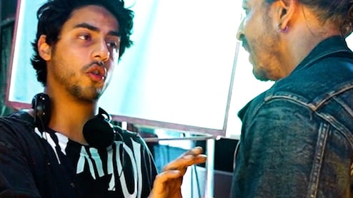 आर्यन खान की 7 फोटो में देखें कैसे करवाई 'द बैड्स ऑफ बॉलीवुड' में शाहरुख से इमरान तक से एक्टिंग