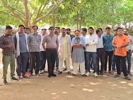Rajasthan: करौली में सभापति के खिलाफ पार्षदों ने खोला मोर्चा, सुनवाई नहीं हुई तो धरने पर बैठे Rajasthan: करौली में सभापति के खिलाफ पार्षदों ने खोला मोर्चा, सुनवाई नहीं हुई तो धरने पर बैठे