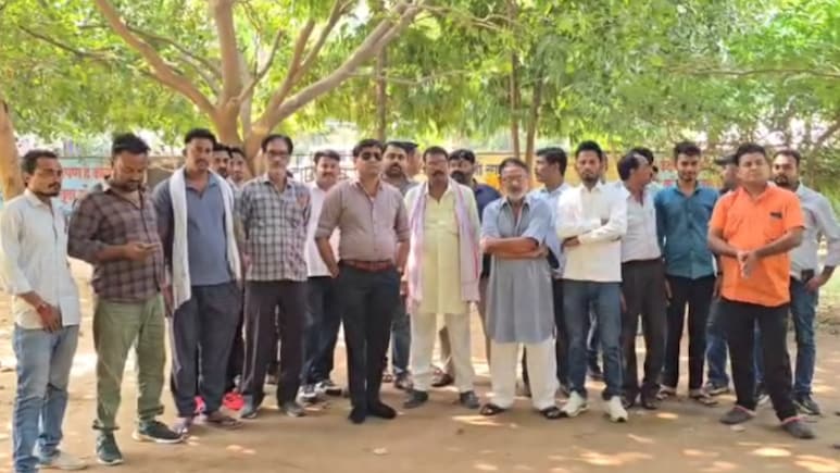 Rajasthan: करौली में सभापति के खिलाफ पार्षदों ने खोला मोर्चा, सुनवाई नहीं हुई तो धरने पर बैठे Rajasthan: करौली में सभापति के खिलाफ पार्षदों ने खोला मोर्चा, सुनवाई नहीं हुई तो धरने पर बैठे