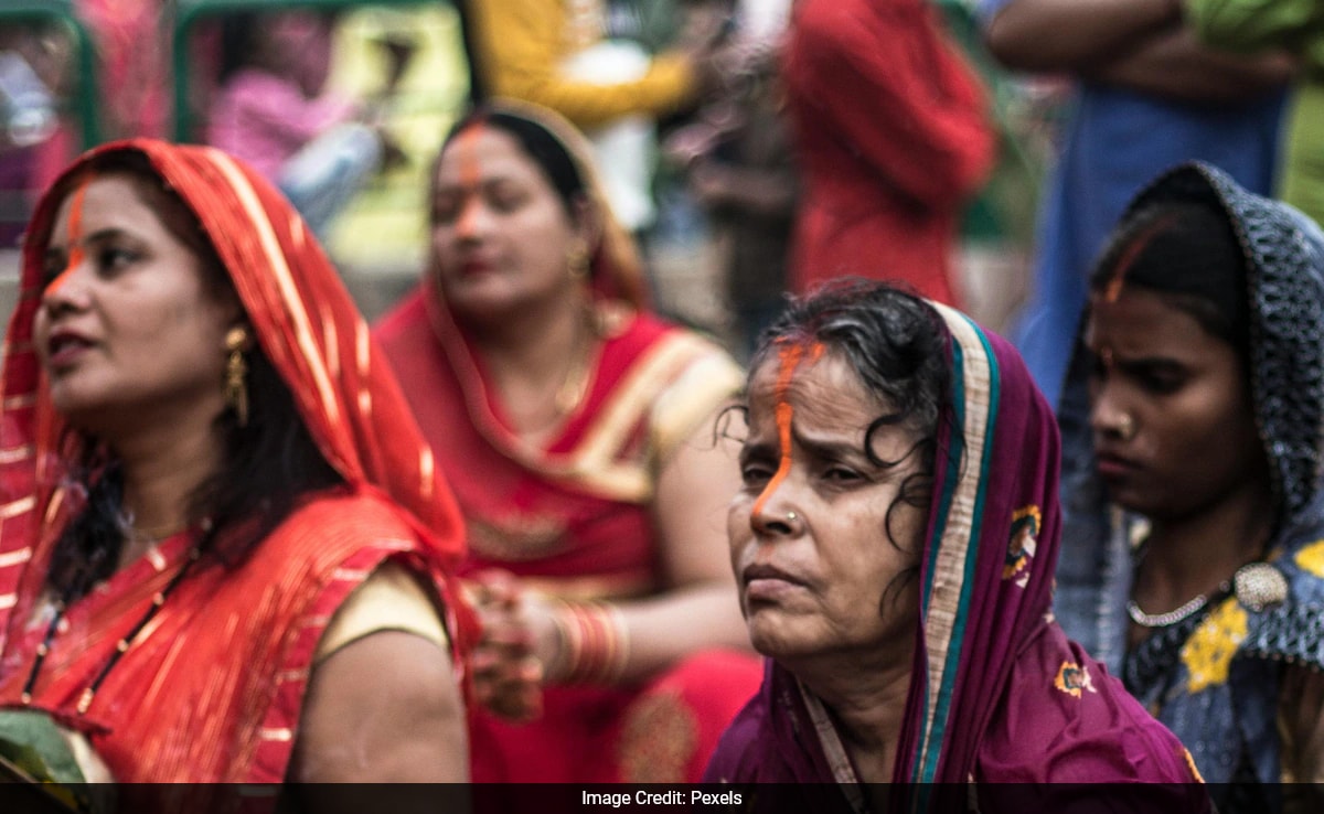 Chhath Puja 2025: Significance, Rituals, and Spiritual Importance of Sandhya Arghya article image