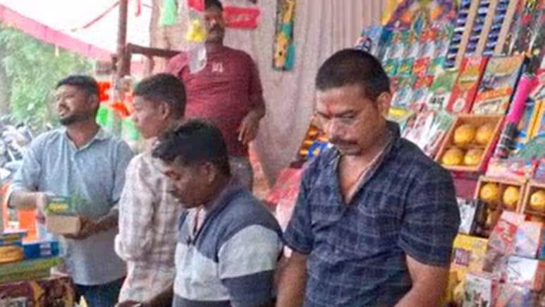 बस्तर में मनेगी भय मुक्ति दीपावली, नक्सलियों के सरेंडर के बाद जमकर होगी आतिशबाजी बस्तर में मनेगी भय मुक्ति दीपावली, नक्सलियों के सरेंडर के बाद जमकर होगी आतिशबाजी