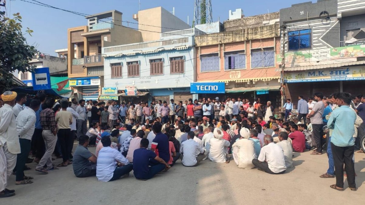 सड़कों पर बैठकर प्रदर्शन करते ग्रामीण सड़कों पर बैठकर प्रदर्शन करते ग्रामीण
