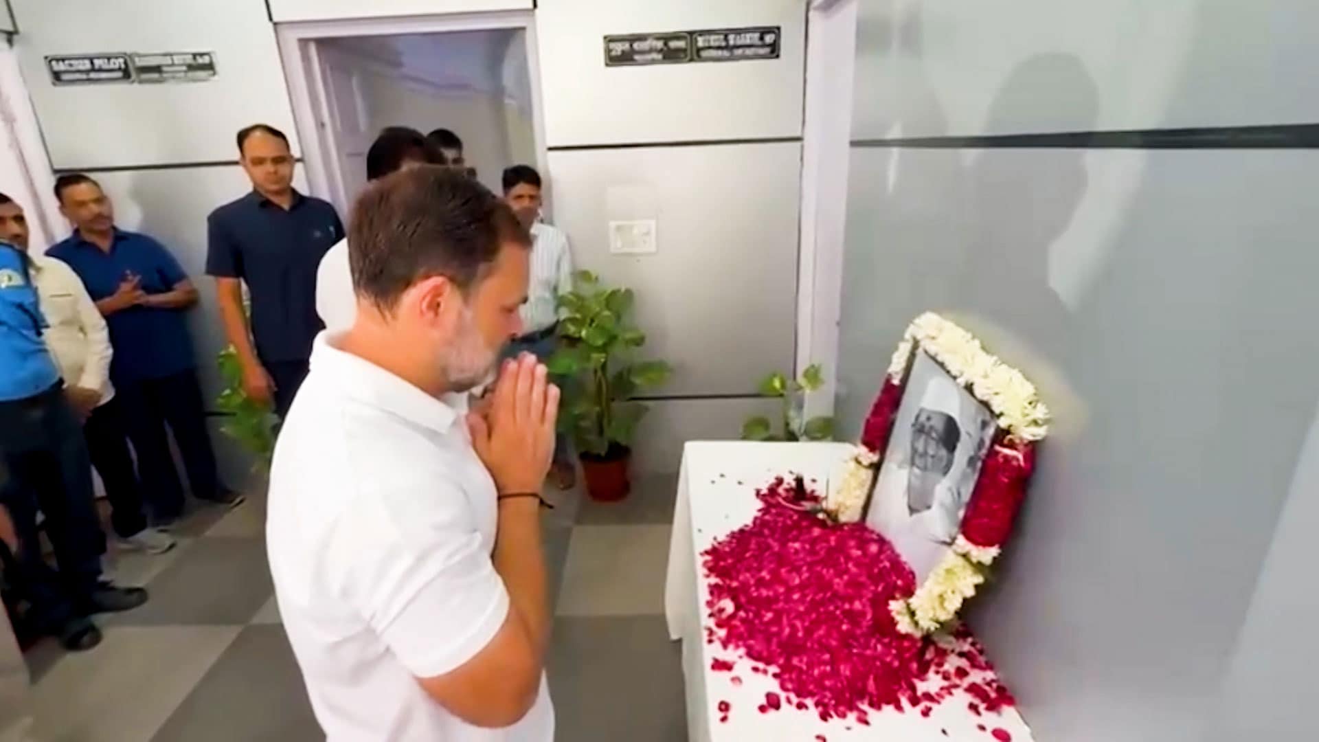 Rahul Gandhi Pays Tribute to Sitaram Kesri; PM Modi Reminds Congress of 'Humiliation' Rahul Gandhi Pays Tribute to Sitaram Kesri; PM Modi Reminds Congress of 'Humiliation'