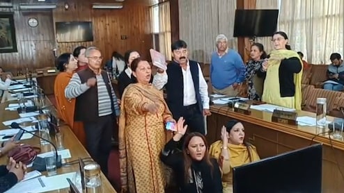 मेयर-डिप्टी मेयर का कार्यकाल बढ़ाने पर शिमला नगर निगम में हंगामा, कांग्रेस पार्षदों ने ही किया जमकर विरोध