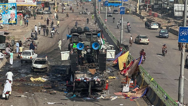 पाकिस्तान के लाहौर में हालात बेकाबू... पंजाब प्रांत में लगाई गई धारा 144, TLP भी होगी बैन! पाकिस्तान के लाहौर में हालात बेकाबू... पंजाब प्रांत में लगाई गई धारा 144, TLP भी होगी बैन!