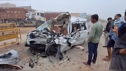 ट्रक में पीछे से टकराई अर्ट&zwj;िगा, कार के उड़े परखच्&zwj;चे; 3 युवकों की मौत और 2 घायल