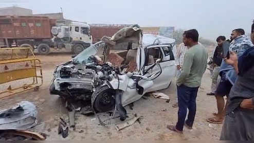 ट्रक में पीछे से टकराई अर्ट‍िगा, कार के उड़े परखच्‍चे; 3 युवकों की मौत और 2 घायल