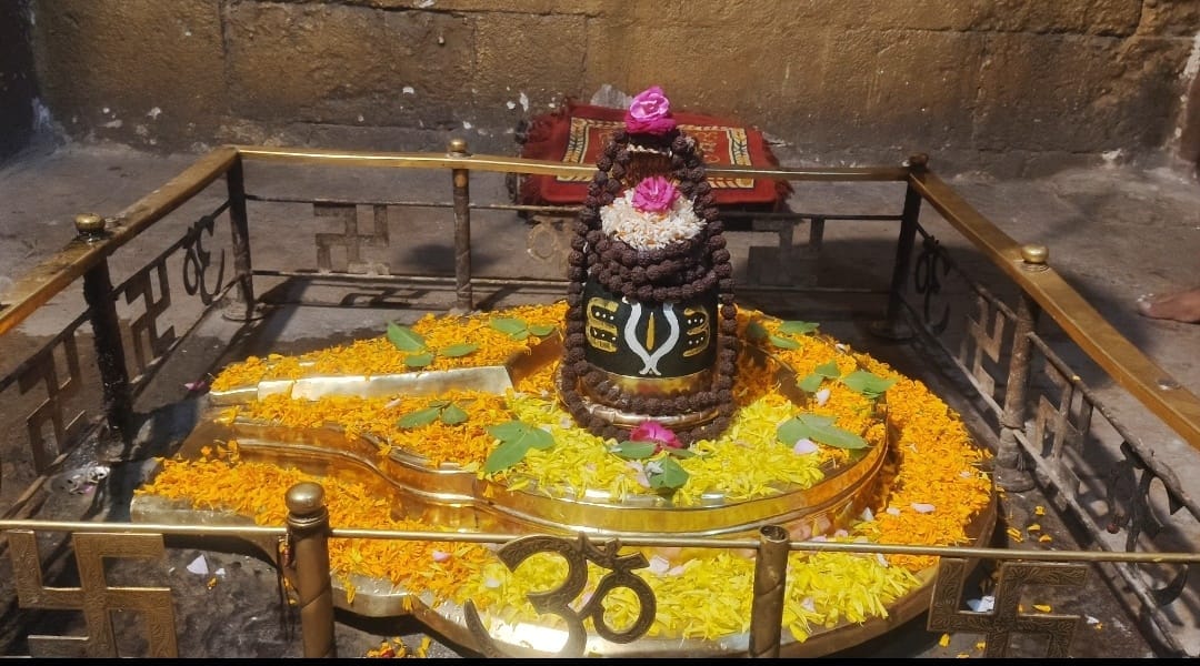 हरदा स्थित रिद्धनाथ मंदिर में भगवान कुबेर द्वारा स्थापित शिवलिंग हरदा स्थित रिद्धनाथ मंदिर में भगवान कुबेर द्वारा स्थापित शिवलिंग