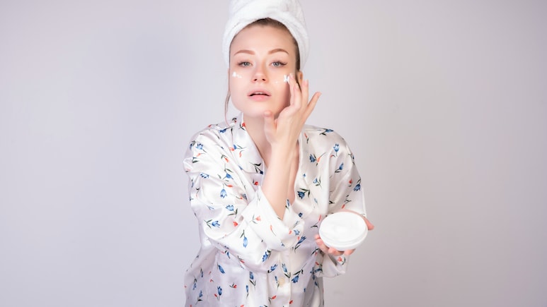 स्किन में निखार लाना हुआ आसान, न आएंगे दाग-धब्‍बे, न होंगे पिंपल... ये moisturizing creams आज से ही करें यूज