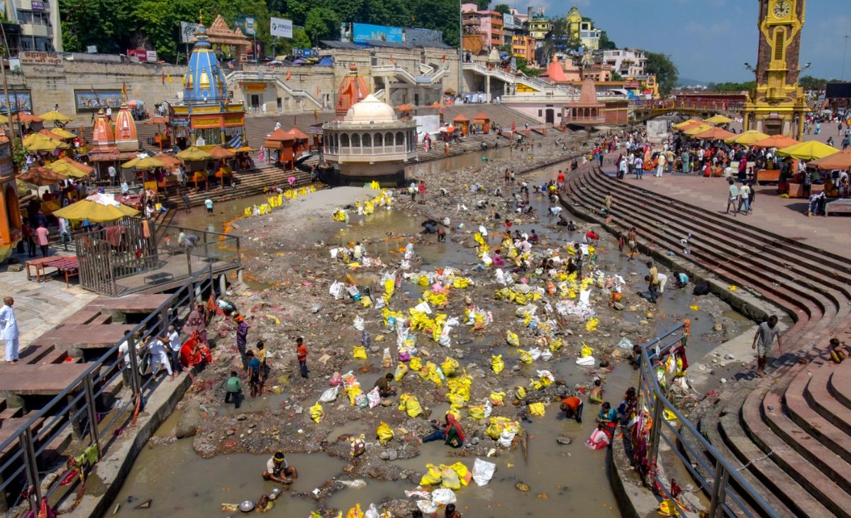 सोने-चांदी की तलाश... हरिद्वार में मां गंगा की 'पेट' से निकल रहे कीमती आभूषण, तस्वीरों से समझें हालात