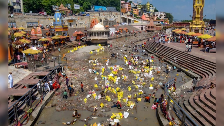 सोने-चांदी की तलाश... हरिद्वार में मां गंगा की 'पेट' से निकल रहे कीमती आभूषण, हर की पौड़ी की तस्वीरों से समझें हालात