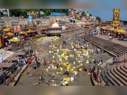 सोने-चांदी की तलाश... हरिद्वार में मां गंगा के 'पेट' से निकल रहे कीमती आभूषण, हर की पौड़ी की तस्वीरों से समझें हालात सोने-चांदी की तलाश... हरिद्वार में मां गंगा के 'पेट' से निकल रहे कीमती आभूषण, हर की पौड़ी की तस्वीरों से समझें हालात