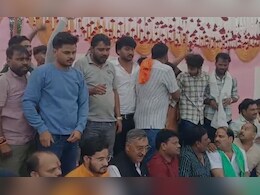 MP News: भिंड के दलित पेशाब कांड पर गरमाया माहौल, SP कार्यालय का घेराव, लोग बोले-पहले जांच, फिर कार्रवाई MP News: भिंड के दलित पेशाब कांड पर गरमाया माहौल, SP कार्यालय का घेराव, लोग बोले-पहले जांच, फिर कार्रवाई
