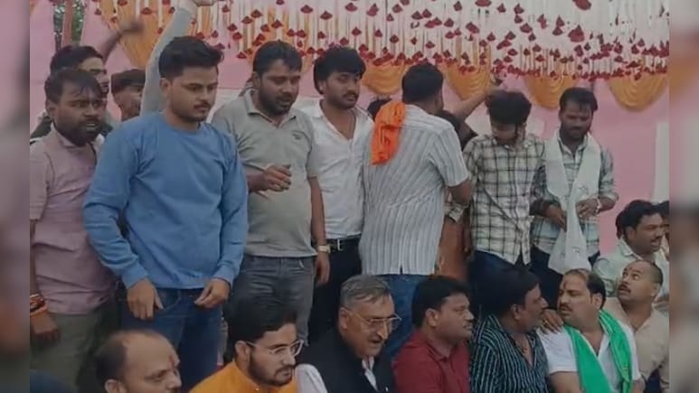 MP News: भिंड के दलित पेशाब कांड पर गरमाया माहौल, SP कार्यालय का घेराव, लोग बोले-पहले जांच, फिर कार्रवाई MP News: भिंड के दलित पेशाब कांड पर गरमाया माहौल, SP कार्यालय का घेराव, लोग बोले-पहले जांच, फिर कार्रवाई