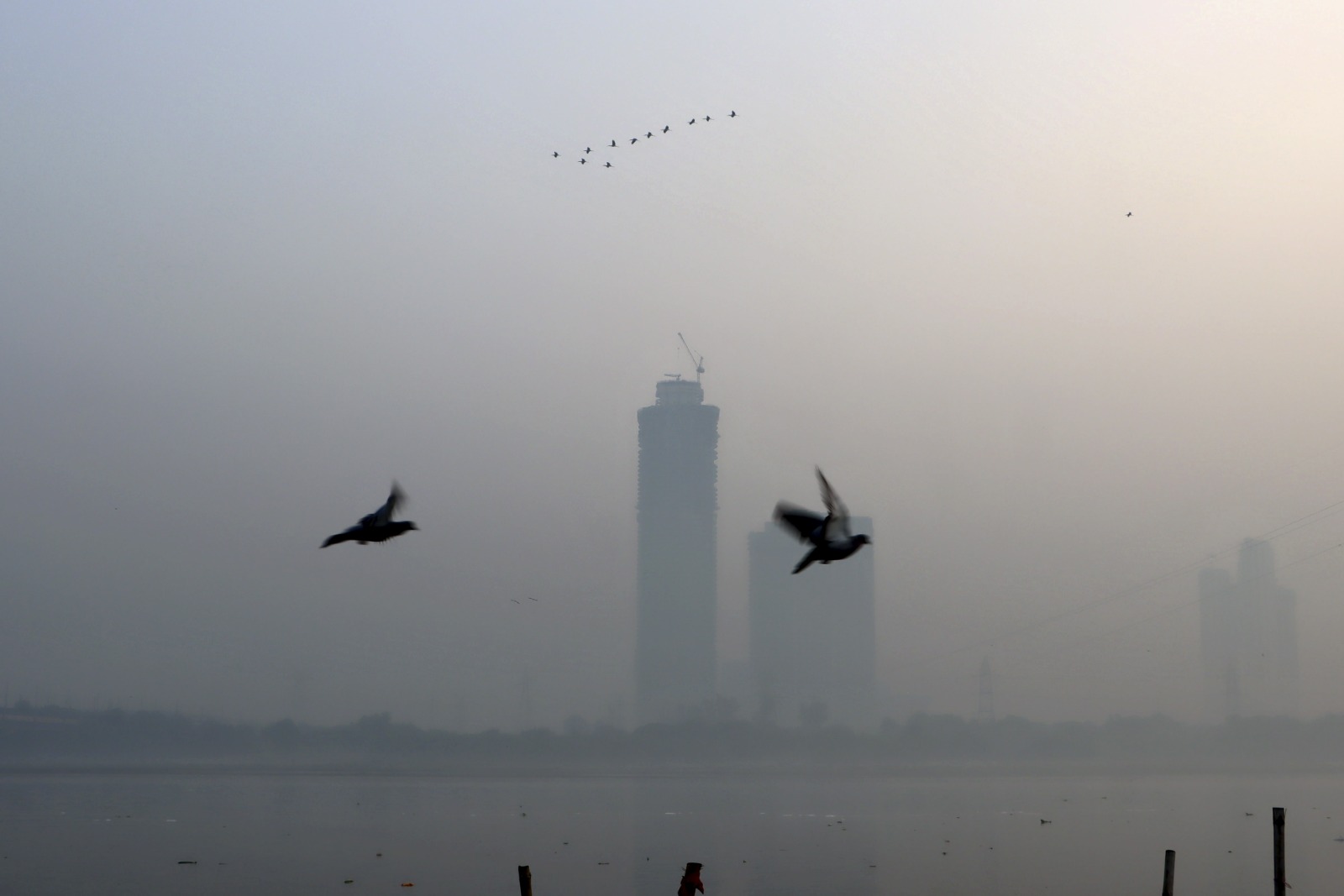 दिवाली के बाद दमघोंटू हुई दिल्ली-नोएडा की हवा, देहरादून-नैनीताल भी सांस लेने लायक नहीं, जानें AQI लेवल