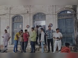 उज्जैन में शव वाहन को लेकर बवाल: पार्षद प्रतिनिधि-फायर ऑफिसर में झूमाझटकी, थाने का घेराव उज्जैन में शव वाहन को लेकर बवाल: पार्षद प्रतिनिधि-फायर ऑफिसर में झूमाझटकी, थाने का घेराव