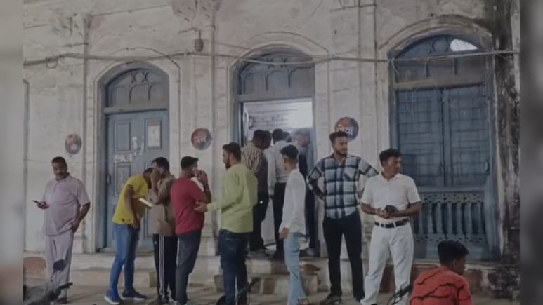 उज्जैन में शव वाहन को लेकर बवाल: पार्षद प्रतिनिधि-फायर ऑफिसर में झूमाझटकी, थाने का घेराव उज्जैन में शव वाहन को लेकर बवाल: पार्षद प्रतिनिधि-फायर ऑफिसर में झूमाझटकी, थाने का घेराव