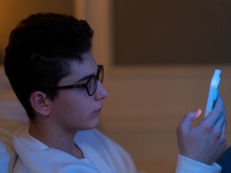 रात में मोबाइल देखने से पेट की चर्बी क्यों बढ़ने लगती है? जान लीजिए क्या कहती है स्टडी