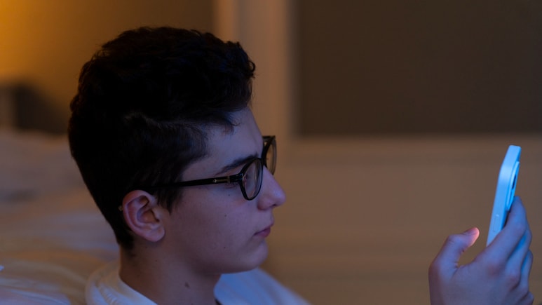 रात में मोबाइल देखने से पेट की चर्बी क्यों बढ़ने लगती है? जान लीजिए क्या कहती है स्टडी