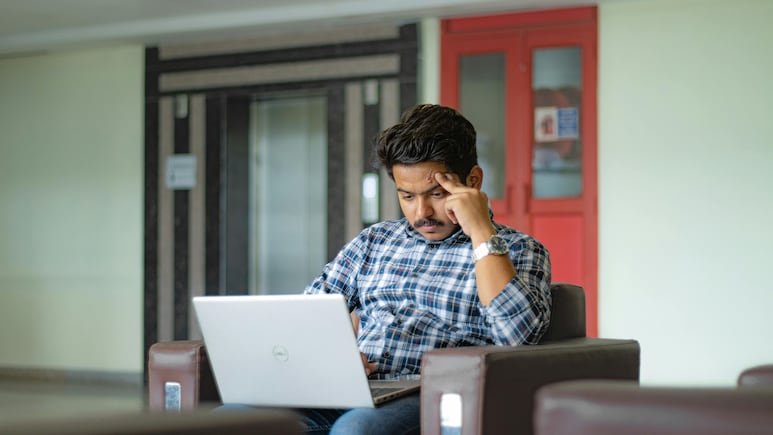 Senior Asks Employee To Work After Shift, Demands Mail Upon Refusal, Post Viral