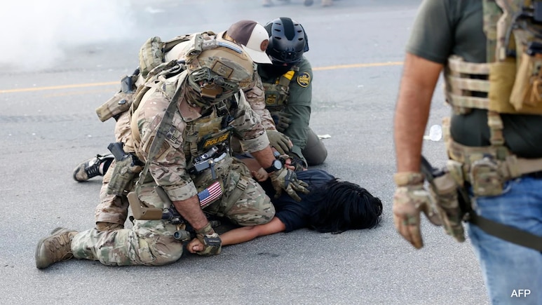 Using Choppers, Chemical Agents: Immigration Raids Become Aggressive In US Using Choppers, Chemical Agents: Immigration Raids Become Aggressive In US