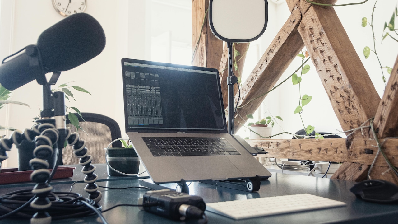 How To Set Up A Laptop Stand At Home To Improve Posture During WFH