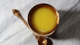 Ghee Health Benefits: पोळीवर तूप लावून खाल्ल्यास शुगर लेव्हल वाढते का? डाएटिशनिस्टने सांगितली मोठी माहिती