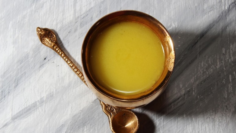 Ghee Health Benefits: पोळीवर तूप लावून खाल्ल्यास शुगर लेव्हल वाढते का? डाएटिशनिस्टने सांगितली मोठी माहिती