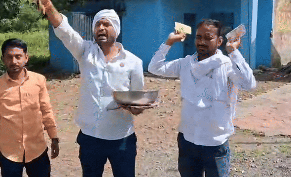Video: महाराष्ट्र में ऐसा क्या हुआ कि सड़क पर 50, 100 के नोट उड़ाने लगे किसान?