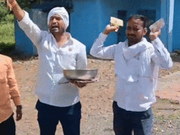 Video: मराठवाड्यातील शेतकऱ्यांनी रस्त्यावर उधळल्या नोटा, काय आहे संतापाचं कारण? Video: मराठवाड्यातील शेतकऱ्यांनी रस्त्यावर उधळल्या नोटा, काय आहे संतापाचं कारण?