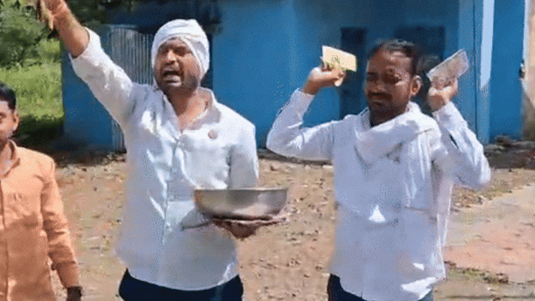 Video: मराठवाड्यातील शेतकऱ्यांनी रस्त्यावर उधळल्या नोटा, काय आहे संतापाचं कारण? Video: मराठवाड्यातील शेतकऱ्यांनी रस्त्यावर उधळल्या नोटा, काय आहे संतापाचं कारण?