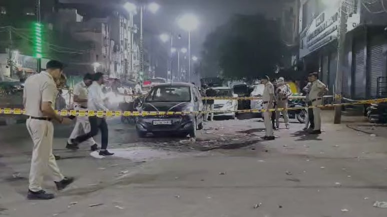 गोलियों की तड़तड़ाहट से थर्राया राजधानी दिल्ली! हत्या और लूट के आरोपी मिस्बाह की 15 गोलियां मारकर हत्या गोलियों की तड़तड़ाहट से थर्राया राजधानी दिल्ली! हत्या और लूट के आरोपी मिस्बाह की 15 गोलियां मारकर हत्या